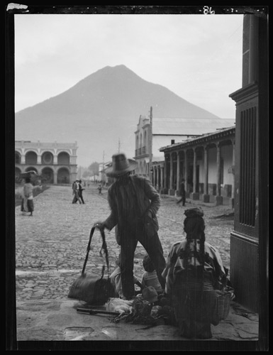 An indigenous woman selling wares in Parque Central. Arnold Genthe. Library of Congress.
