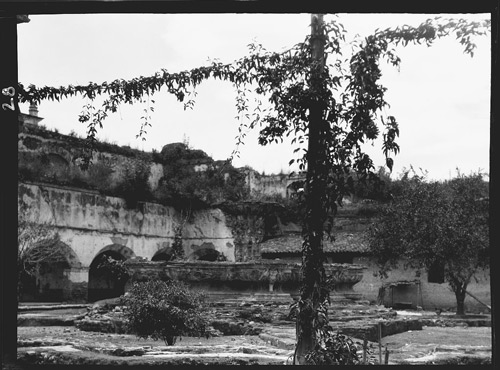 Cloister of La Merced monastery, between 1899 and 1926.