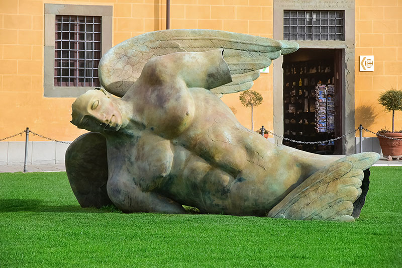 Piazza dei Miracoli sculpture