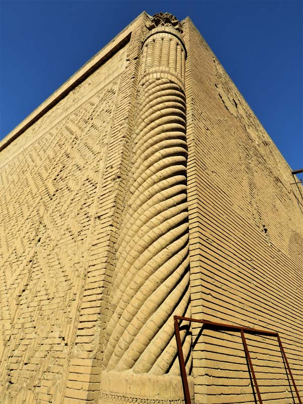 serpentine column along the corner of brickwork building