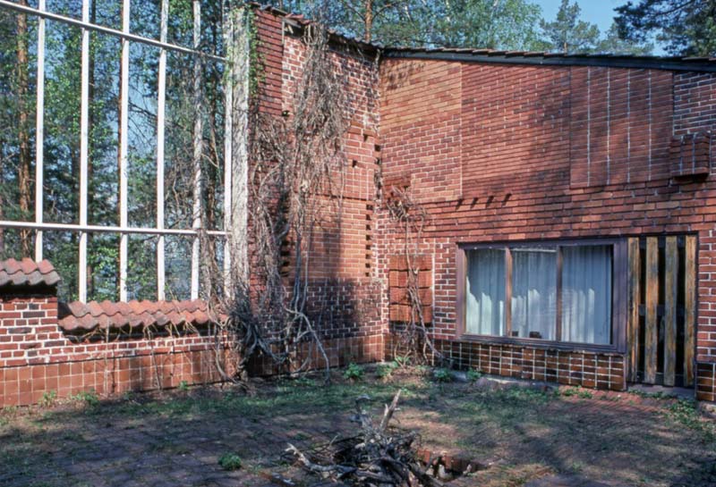 L-shaped main building and exterior walls enclose a courtyard