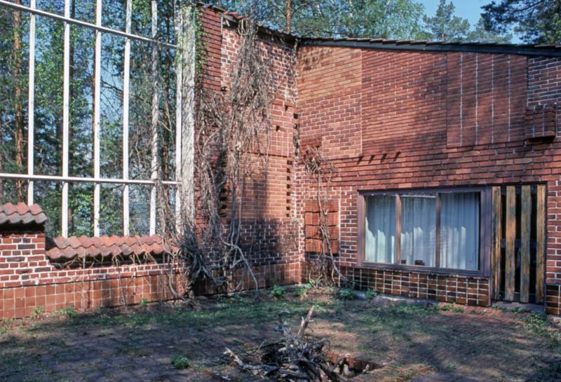 L-shaped main building and exterior walls enclose a courtyard 